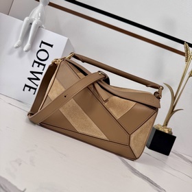 Loewe 新款 Puzzle 以别具一格的幾何線條勾勒長方體造型 此小號版本
