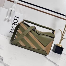 Loewe 新款 Puzzle 以别具一格的幾何線條勾勒長方體造型 此小號版本