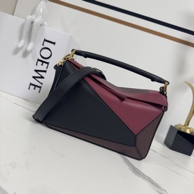 Loewe 新款 Puzzle 以别具一格的幾何線條勾勒長方體造型 此小號版本