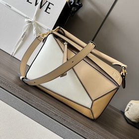 Loewe 小號經典牛皮革puzzle手袋 新色 長方體形狀和精确的切割技術創