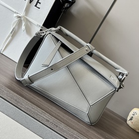 Loewe 經典牛皮革puzzle手袋 新色 長方體形狀和精确的切割技術創造了