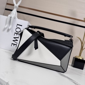 Loewe 新款 Puzzle 以别具一格的幾何線條勾勒長方體造型 此小號版本