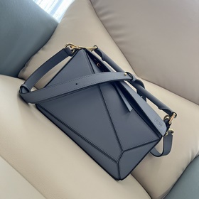 Loewe 經典牛皮革puzzle手袋 新色 長方體形狀和精确的切割技術創造了