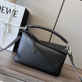 Loewe (新版本)壓印 Logo 小號Puzzle 手袋 LOeW推出的首