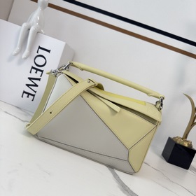 Loewe 新款 Puzzle 以别具一格的幾何線條勾勒長方體造型 此小號版本
