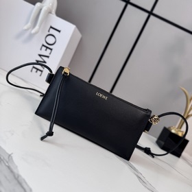 Loewe  納帕牛皮革Joya手拿包 采用角撐設計、管狀肩帶和個性化配飾。*