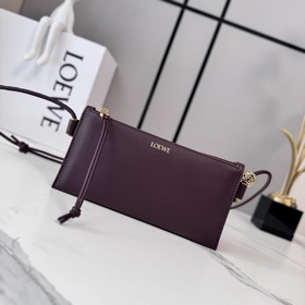 Loewe  納帕牛皮革Joya手拿包 采用角撐設計、管狀肩帶和個性化配飾。*