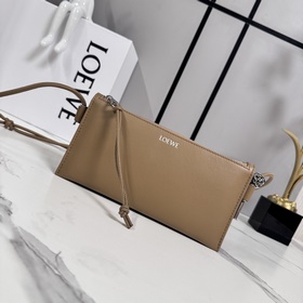 Loewe  納帕牛皮革Joya手拿包 采用角撐設計、管狀肩帶和個性化配飾。*