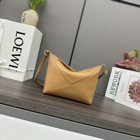 Loewe 新款 Puzzle Fold pouch手袋重新演繹實用百搭手拿包