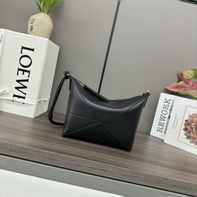 Loewe 新款 Puzzle Fold pouch手袋重新演繹實用百搭手拿包