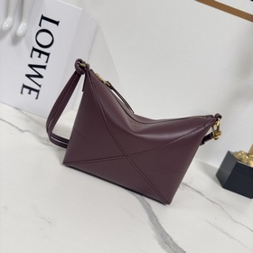 Loewe 新款 Puzzle Fold pouch手袋重新演繹實用百搭手拿包