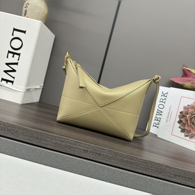Loewe 新款 Puzzle Fold pouch手袋重新演繹實用百搭手拿包