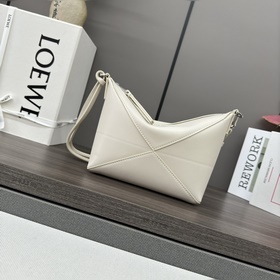 Loewe 新款 Puzzle Fold pouch手袋重新演繹實用百搭手拿包