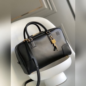 Loewe 最新款Amazona 手袋 這是一款Loewe  的标志性手袋