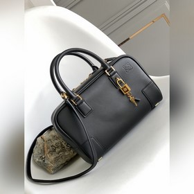 Loewe 最新款Amazona 手袋 這是一款Loewe  的标志性手袋