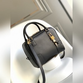 Loewe 最新款納帕牛皮革Amazona 方形19手袋 這是一款Loewe