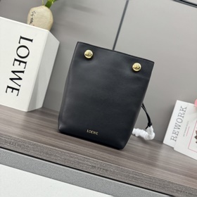 Loewe  光滑牛皮革Pebble小袋 采用折疊結構、管狀肩帶和雙重标志性
