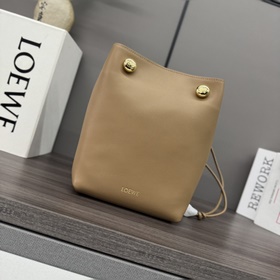 Loewe  光滑牛皮革Pebble小袋 采用折疊結構、管狀肩帶和雙重标志性