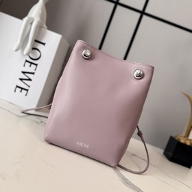 Loewe  光滑牛皮革Pebble小袋 采用折疊結構、管狀肩帶和雙重标志性