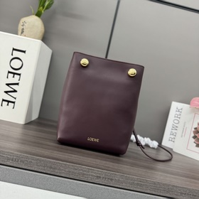 Loewe  光滑牛皮革Pebble小袋 采用折疊結構、管狀肩帶和雙重标志性