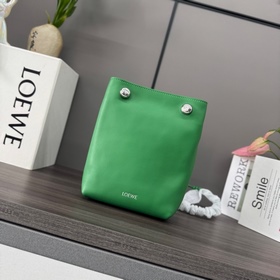 Loewe  光滑牛皮革Pebble小袋 采用折疊結構、管狀肩帶和雙重标志性