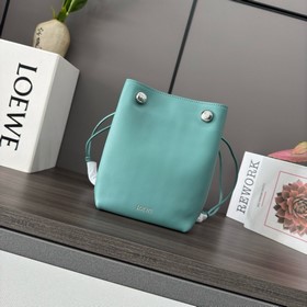 Loewe  光滑牛皮革Pebble小袋 采用折疊結構、管狀肩帶和雙重标志性