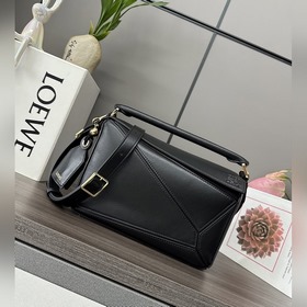 Loewe  新款 小號納帕羊皮革 Featherlight Puzzle 手