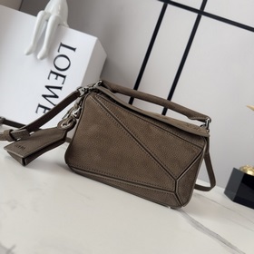 Loewe  mini粒面牛巴革 Featherlight Puzzle 手袋