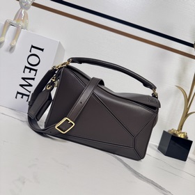Loewe  新款 小號納帕羊皮革 Featherlight Puzzle 手