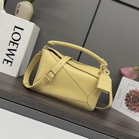 Loewe  新款 小號納帕羊皮革 Featherlight Puzzle 手