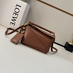 Loewe  新款 迷你納帕羊皮革 Featherlight Puzzle 手