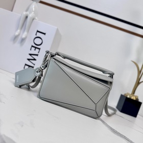 Loewe  新款 迷你納帕羊皮革 Featherlight Puzzle 手