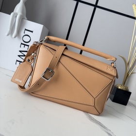 Loewe  新款 小號納帕羊皮革 Featherlight Puzzle 手