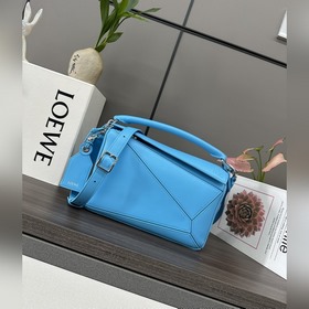 Loewe  新款 小號納帕羊皮革 Featherlight Puzzle 手