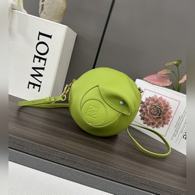 Loewe  Anagram 蛇年新春系列 重工手藝 壓紋 牛皮革包包 新款限