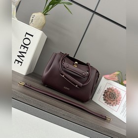 Loewe  新款 小號柔軟牛皮革 Madrid 手袋 Madrid 具有柔軟