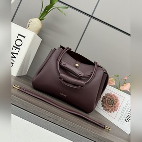 Loewe  新款 中號柔軟牛皮革 Madrid 手袋 Madrid 具有柔軟
