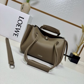 Loewe  新款 小號柔軟粒面牛皮革 Madrid 手袋 Madrid 具有
