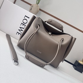 Loewe  新款 中號柔軟顆粒牛皮革 Madrid 手袋 Madrid 具有