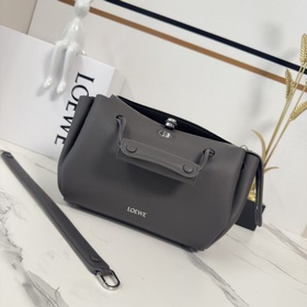 Loewe  新款 小號柔軟粒面牛皮革 Madrid 手袋 Madrid 具有