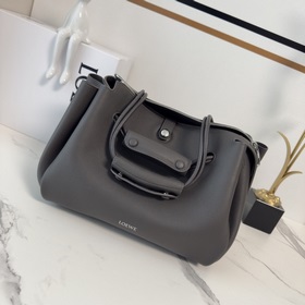 Loewe  新款 中號柔軟顆粒牛皮革 Madrid 手袋 Madrid 具有