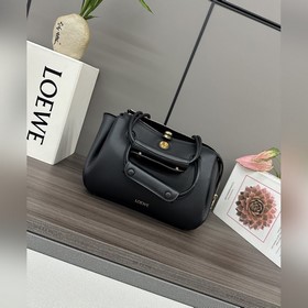 Loewe  新款 小號柔軟牛皮革 Madrid 手袋 Madrid 具有柔軟