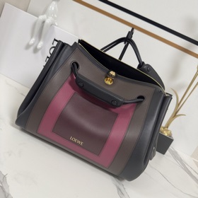 Loewe  新款 中號柔軟顆粒牛皮革 Madrid 手袋 Madrid 具有