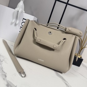 Loewe  新款 中號柔軟顆粒牛皮革 Madrid 手袋 Madrid 具有