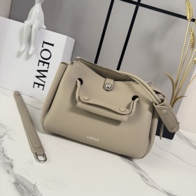 Loewe  新款 小號柔軟粒面牛皮革 Madrid 手袋 Madrid 具有