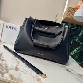 Loewe  新款 大號柔軟牛皮革 Madrid 手袋 Madrid 具有柔軟