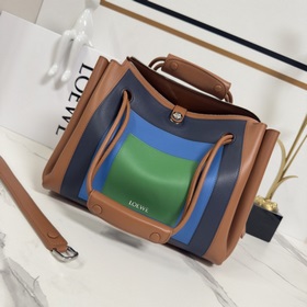Loewe  新款 中號柔軟牛皮革 Madrid 手袋 Madrid 具有柔軟