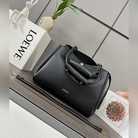Loewe  新款 中號柔軟牛皮革 Madrid 手袋 Madrid 具有柔軟