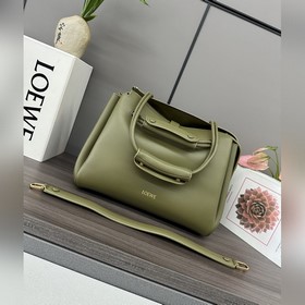 Loewe  新款 中號柔軟牛皮革 Madrid 手袋 Madrid 具有柔軟