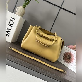 Loewe  新款 中號柔軟牛皮革 Madrid 手袋 Madrid 具有柔軟